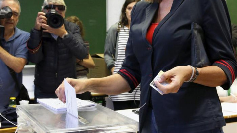 La candidata del PSE-EE a lehendakari, Idoia Mendia, ha acudido a votar para las elecciones autonómicas vascas al Instituto Miguel de Unamuno de Bilbao. EFE/Luis Tejido