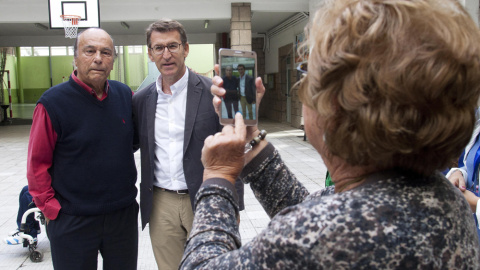 El candidato del PP a la Presidencia de la Xunta, Alberto Núñez Feijóo posa para una foto tras votar eta mañana en el colegio Niño Jesús de Praga, en Vigo. EFE/Salvador Sas El candidato del PP a la Presidencia de la Xunta, Alberto Núñez Feijóo posa para una foto tras votar eta mañana en el colegio Niño Jesús de Praga, en Vigo. EFE/Salvador Sas