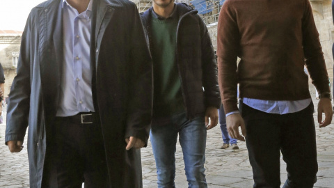 El candidato del PSdeG a la Presidencia de la Xunta, Joaquín Fernández Leiceaga,  atraviesa la plaza del Obradoiro acompañado por sus hijos, momentos antes de votar, durante la jornada en que Galicia celebra elecciones autonómicas, en Santi