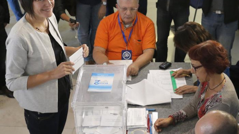 La candidata del BNG a la presidencia de la Xunta, Ana Pontón (i), vota en un colegio electoral, durante la jornada en que Galicia celebra elecciones autonómicas, esta mañana en Santiago de Compostela. EFE/Lavandeira jr