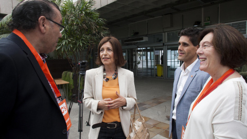La candidata de Ciudadanos a la Presidencia de la Xunta, Cristina Losada (2i), acompañada por le cabeza de lista por Pontevedra, Antonio Lara (2d), conversa con los apoderados de su partido, en el colegio electoral habilitado en el Ayuntami