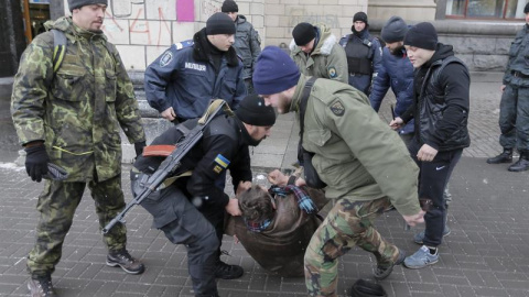 Policías ucranianos arrestan a dos presuntos terroristas en la plaza de la Independencia de Kiev, Ucrania, hoy, 9 de febrero de 2015. Las consultas diplomáticas sobre la iniciativa de paz para Ucrania continúan hoy en un intento de lograr u