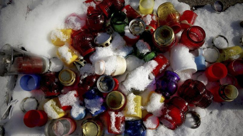 Velas, altares con flores y fotos en recuerdo del más de centenar de manifestantes que murieron en las protestas y en los violentos disturbios que estallaron en febrero pasado en Kiev, permanecen en la Plaza de la Independencia, el Maidán, 