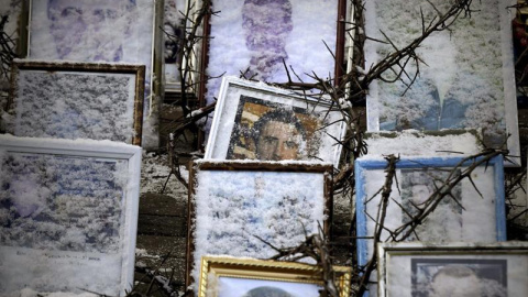 Fotos, velas y altares con flores, en recuerdo del más de centenar de manifestantes que murieron en las protestas y en los violentos disturbios que estallaron en febrero pasado en Kiev, permanecen en la Plaza de la Independencia, el Maidán,