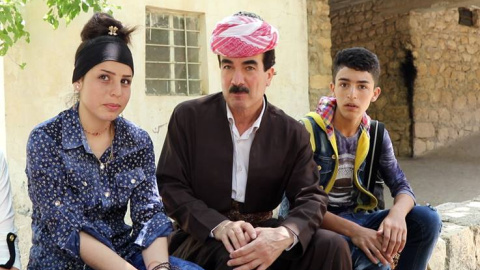 El activista yazidí Luqman Suleiman, en el centro, junto a dos jóvenes asirios - foto ferran barber - lalesh, kurdistán irakí.- FERRAN BARBER