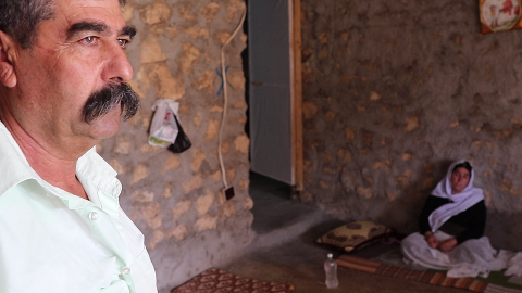 Familia de desplazados yazidíes, en el interior de una chabola, en el Kurdistán iraquí.- Ferran Barber