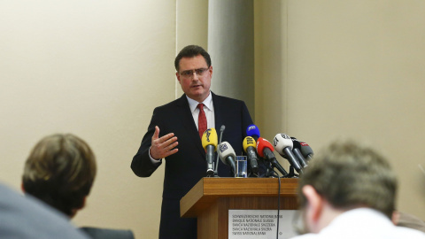 El presidente del Banco Nacional Suizo, Thomas Jordan, explica en rueda de prensa la decisión de la entidad de abandonar la vinculación del franco suizo con el euro. REUTERS/Arnd Wiegmann