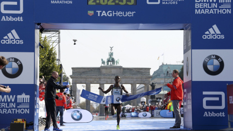 Llegada de Bekele a la meta donde se proclamó vencendor del maratón de Berlín.- REUTERS Llegada de Bekele a la meta donde se proclamó vencendor del maratón de Berlín.- REUTERS