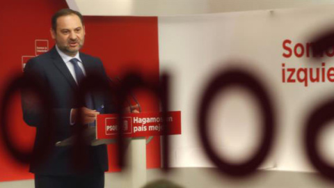 El secretario de Organización del PSOE, José Luis Ábalos, durante la rueda de prensa que ha ofrecido en la sede de Ferraz para analizar la actualidad política. (JAVIER LIZÓN | EFE) El secretario de Organización del PSOE, José Luis Ábalos, durante la rueda de prensa que ha ofrecido en la sede de Ferraz para analizar la actualidad política. (JAVIER LIZÓN | EFE)