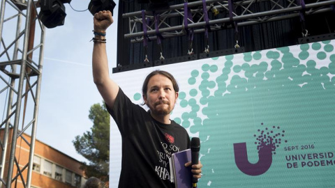 El líder de Podemos, Pablo Iglesias, durante la clausura hoy de la Universidad del partido en la Universidad Complutense de Madrid. EFE/Luca Piergiovanni El líder de Podemos, Pablo Iglesias, durante la clausura hoy de la Universidad del partido en la Universidad Complutense de Madrid. EFE/Luca Piergiovanni