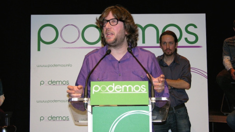 Miguel Urbán durante la presentación de Podemos en enero de 2014. Tras él, Pablo Iglesias. / Podemos (YouTube) Miguel Urbán durante la presentación de Podemos en enero de 2014. Tras él, Pablo Iglesias. / Podemos (YouTube)