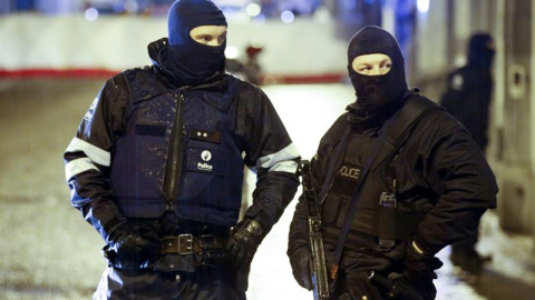 nntidisturbios vigilan los accesos cerrados a la calle donde se ha llevado a cabo una operación antiterrorista en la ciudad de Verviers. EFE nntidisturbios vigilan los accesos cerrados a la calle donde se ha llevado a cabo una operación antiterrorista en la ciudad de Verviers. EFE