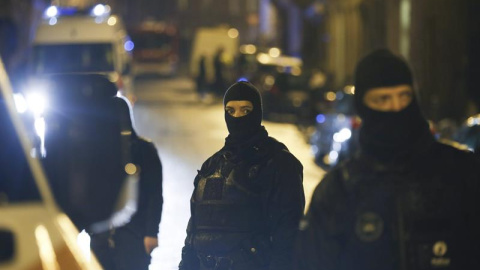nntidisturbios vigilan los accesos cerrados a la calle donde se ha llevado a cabo una operación antiterrorista en la ciudad de Verviers. EFE nntidisturbios vigilan los accesos cerrados a la calle donde se ha llevado a cabo una operación antiterrorista en la ciudad de Verviers. EFE
