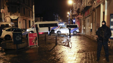 Varios antidisturbios vigilan los accesos cerrados a la calle donde se ha llevado a cabo una operación antiterrorista en la ciudad de Verviers. EFE Varios antidisturbios vigilan los accesos cerrados a la calle donde se ha llevado a cabo una operación antiterrorista en la ciudad de Verviers. EFE
