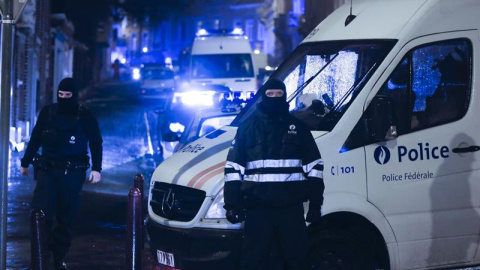 nntidisturbios vigilan los accesos cerrados a la calle donde se ha llevado a cabo una operación antiterrorista en la ciudad de Verviers. EFE nntidisturbios vigilan los accesos cerrados a la calle donde se ha llevado a cabo una operación antiterrorista en la ciudad de Verviers. EFE