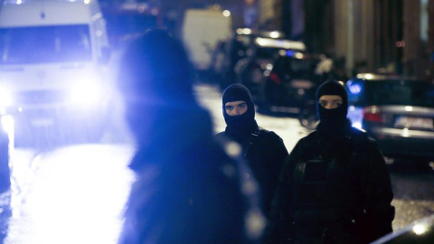 nntidisturbios vigilan los accesos cerrados a la calle donde se ha llevado a cabo una operación antiterrorista en la ciudad de Verviers. EFE nntidisturbios vigilan los accesos cerrados a la calle donde se ha llevado a cabo una operación antiterrorista en la ciudad de Verviers. EFE