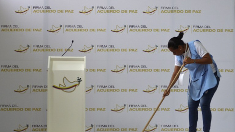 Una mujer limpia en el centro de prensa en Cartagena de Indias, donde se celebrará la firma del acuerdo de paz entre las FARC y el Gobierno de Colombia. AFP / Luis Robayo