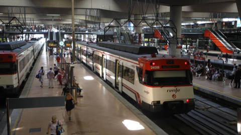 Varios pasajeros transitan por una de las estaciones de Renfe. / EUROPA PRESS Varios pasajeros transitan por una de las estaciones de Renfe. / EUROPA PRESS