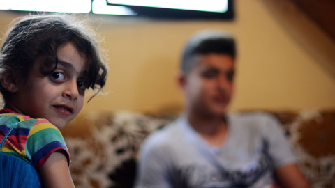 Mohammad y Leiyne, nietos de Fadylih Khalaf, representan la tercera generación de refugiados palestinos nacidos en Líbano. /ANDREA OLEA Mohammad y Leiyne, nietos de Fadylih Khalaf, representan la tercera generación de refugiados palestinos nacidos en Líbano. /ANDREA OLEA
