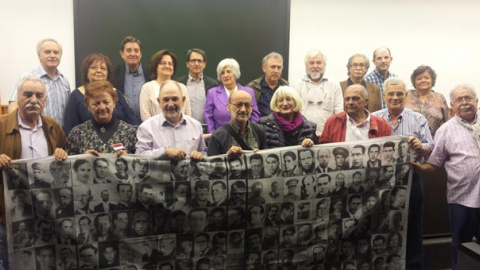 Diputados y miembros de la Plataforma por la Comisión de la Verdad, UGT y CCOO, este viernes, en el acto celebrado en el Congreso de los Diputados. Diputados y miembros de la Plataforma por la Comisión de la Verdad, UGT y CCOO, este viernes, en el acto celebrado en el Congreso de los Diputados.