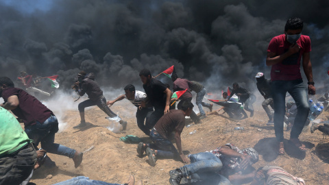 Un grupo de palestinos huyen y se tiran al suelo ante el fuego israelí en Gaza. /REUTERS Un grupo de palestinos huyen y se tiran al suelo ante el fuego israelí en Gaza. /REUTERS