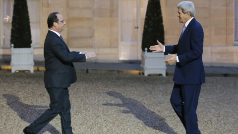 El presidente de Francia, François Hollande, y el secretario de Estado estadounidense, John Kerry, se saludan en el Palacio del Elíseo. - AFP El presidente de Francia, François Hollande, y el secretario de Estado estadounidense, John Kerry, se saludan en el Palacio del Elíseo. - AFP