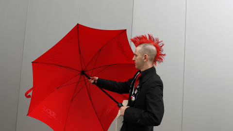 Un delegado llega a la segunda conferencia del Partido Laborista  en Liverpool, Gran Bretaña. REUTERS/Darren Staples