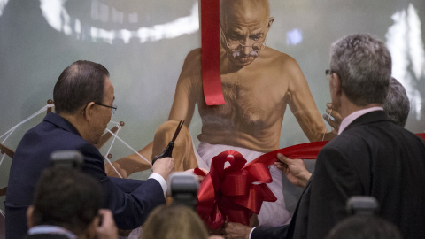 El Secretario General de la ONU, Ban Ki -moon, corta la cinta de una pintura de Mahatma Gandhi durante un evento de la Asamblea General de las Naciones Unidas, con motivo del Día Internacional de la No Violencia. REUTERS