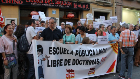 Más de un centenar de personas, entre ellos una veintena de diputados y concejales, se manifestó hace unos días ante el TSJA tras las resoluciones que vetan reducir la carga lectiva de la religión en la escuela. Más de un centenar de personas, entre ellos una veintena de diputados y concejales, se manifestó hace unos días ante el TSJA tras las resoluciones que vetan reducir la carga lectiva de la religión en la escuela.