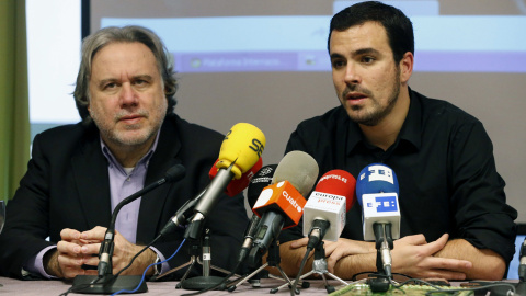 El diputado de IU Alberto Garzón (d), presenta en rueda de prensa junto al diputado europeo de Syriza, Georgios Katrougalos (i) la plataforma internacional de cargos públicos europeos de apoyo a la democracia en Grecia. EFE/ JJ. GUILLÉN El diputado de IU Alberto Garzón (d), presenta en rueda de prensa junto al diputado europeo de Syriza, Georgios Katrougalos (i) la plataforma internacional de cargos públicos europeos de apoyo a la democracia en Grecia. EFE/ JJ. GUILLÉN