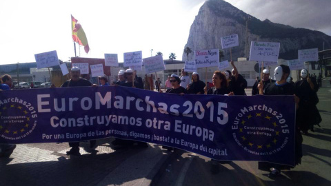 Participantes en la Euromarchas2015 protestan a la entrada de Gibraltar contra los paraísos fiscales.-EUROMARCHAS Participantes en la Euromarchas2015 protestan a la entrada de Gibraltar contra los paraísos fiscales.-EUROMARCHAS