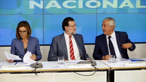 El presidente del Gobierno y del PP, Mariano Rajoy, junto a la secretaria general, María Dolores Cospedal, y el vicesecretario de Política Territorial, Javier Arenas. - EFE El presidente del Gobierno y del PP, Mariano Rajoy, junto a la secretaria general, María Dolores Cospedal, y el vicesecretario de Política Territorial, Javier Arenas. - EFE