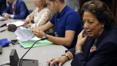 La senadora por Valencia y exalcaldesa de la ciudad Rita Barberá,d., durante la reunión Grupo Mixto del senado donde, entre otros asuntos,se ha tratado de la situación de Barberá dentro de sus filas despues de que causara baja en el Partido