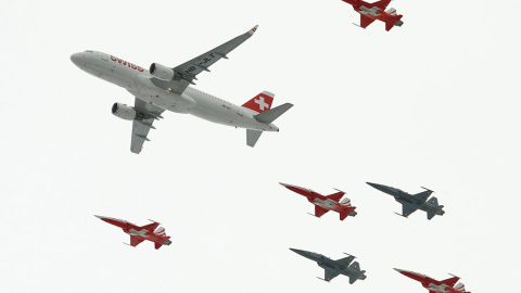 Miembros de la patrulla acróbata de la Fuerza Aérea Suiza, vuelan en formación con un Airbus A320. /RUBEN SPRICH (REUTERS)
