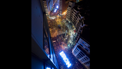 Manifestantes toman parte en una marcha contra la dispersión en Bilbao de los presos de ETA. /ANDER GILLENEA (AFP)
