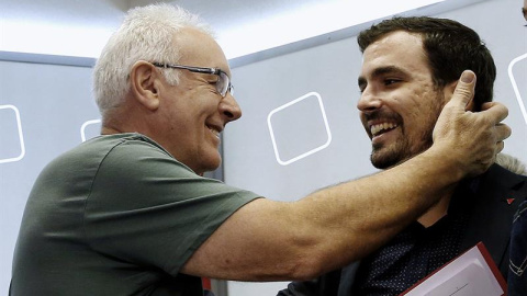 El cooordinador general de IU, Cayo Lara (i), saluda al candidato a la presidencia del Gobierno, Alberto Garzón, a su llegada hoy al Consejo Político de la formación que analizará cómo se configura la unidad popular con vistas a las próxima El cooordinador general de IU, Cayo Lara (i), saluda al candidato a la presidencia del Gobierno, Alberto Garzón, a su llegada hoy al Consejo Político de la formación que analizará cómo se configura la unidad popular con vistas a las próxima