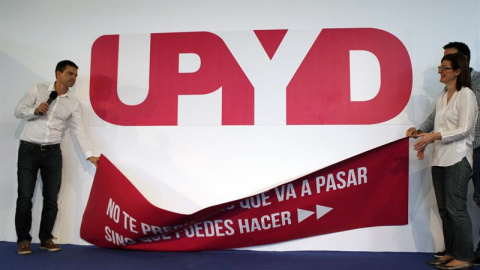 En el octavo aniversario de su fundación, UPyD presenta hoy la nueva imagen corporativa y logotipo del partido, en el primer mitin del portavoz nacional, Andrés Herzog (i), candidato a la Presidencia del Gobierno. EFE/Víctor Lerena En el octavo aniversario de su fundación, UPyD presenta hoy la nueva imagen corporativa y logotipo del partido, en el primer mitin del portavoz nacional, Andrés Herzog (i), candidato a la Presidencia del Gobierno. EFE/Víctor Lerena
