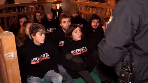 Los activistas de Askekintza, durante la protesta por la que han sido multados con 7.200 euros. Los activistas de Askekintza, durante la protesta por la que han sido multados con 7.200 euros.