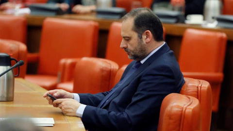 El ministro de Fomento, José Luis Ábalos, durante la reunión de la Diputación Permanente. (JUAN CARLOS HIDALGO | EFE) El ministro de Fomento, José Luis Ábalos, durante la reunión de la Diputación Permanente. (JUAN CARLOS HIDALGO | EFE)