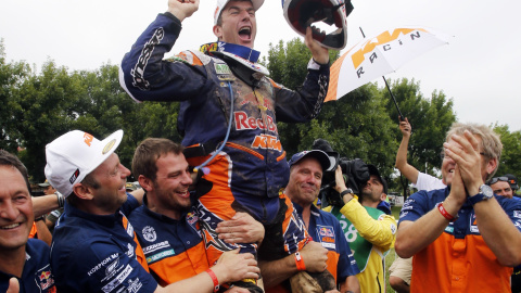 Marc Coma celebra con sus compañeros de equipo su victoria en el Dakar. - REUTERS Marc Coma celebra con sus compañeros de equipo su victoria en el Dakar. - REUTERS