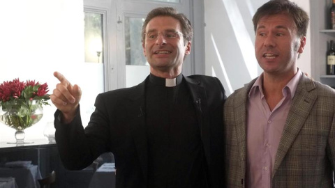 Monseñor Krzysztof Charamsa, segundo secretario en la Congregación de la Doctrina de Fe, y su novio Eduardo, a la conclusión de la rueda de prensa que ofrecieron en Roma. / LUCIANO DEL CASTILO (EFE / EPA) Monseñor Krzysztof Charamsa, segundo secretario en la Congregación de la Doctrina de Fe, y su novio Eduardo, a la conclusión de la rueda de prensa que ofrecieron en Roma. / LUCIANO DEL CASTILO (EFE / EPA)