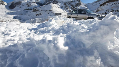 Un coche en la carretera comarcal CA-643 en la subida al puerto de Lunada por la red secundaria donde es obligatorio el uso de cadenas y donde esta activada la alerta por nevadas. EFE/Pedro Puente Hoyos