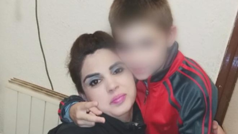 El menor junto a su madre en una fotografía de archivo. El menor junto a su madre en una fotografía de archivo.