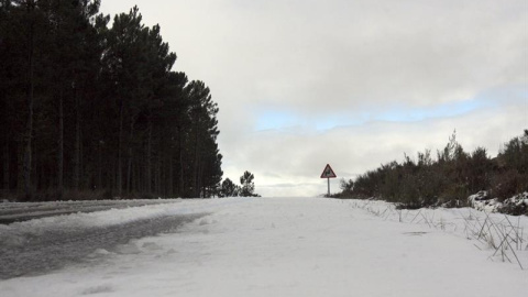 Estado que presentaba esta mañana la carretera DSA-362, a la altura de Serradilla del Arroyo, que comunica las comarcas de Ciudad Rodrigo y Sierra de Francia, debido al temporal de frio y nieve que afecta a Castilla y León y gran parte de l