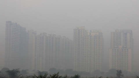 Edificios envueltos por la contaminación en Noida, en las afueras de Nueva Delhi (India). REUTERS / Anushree Fadnavis Edificios envueltos por la contaminación en Noida, en las afueras de Nueva Delhi (India). REUTERS / Anushree Fadnavis