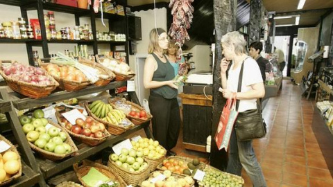 Las tiendas de barrio se convierten en aliadas del comercio en internet como puntos de recogida para pedidos Las tiendas de barrio se convierten en aliadas del comercio en internet como puntos de recogida para pedidos
