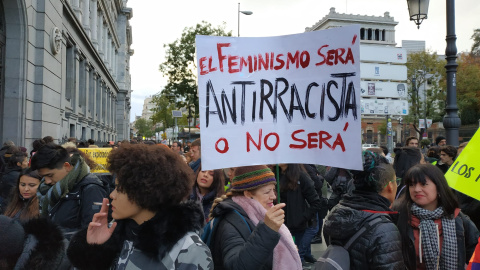 Los mensajes feministas han estado presentes durante toda la manifestación. | Foto: Guillermo Martínez Los mensajes feministas han estado presentes durante toda la manifestación. | Foto: Guillermo Martínez