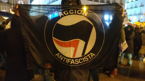 Un asistente a la manifestación porta una bandera antifascista que exhibe al final de la marcha. | Guillermo Martínez Un asistente a la manifestación porta una bandera antifascista que exhibe al final de la marcha. | Guillermo Martínez