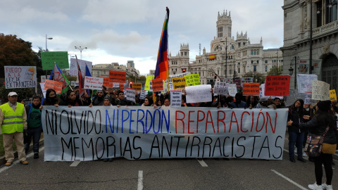La cabecera de la manifestación clamaba en contra del olvido de las personas agredidas por el "racismo institucional". | Foto: Guillermo Martínez La cabecera de la manifestación clamaba en contra del olvido de las personas agredidas por el "racismo institucional". | Foto: Guillermo Martínez