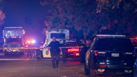 17/11/2019.- Una agente de Policía trabaja alrededor de la zona del tiroteo en Fresno, California.MAS OVALLE 17/11/2019.- Una agente de Policía trabaja alrededor de la zona del tiroteo en Fresno, California.MAS OVALLE